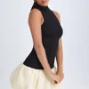 Vestido corto Nabila de cuello alto, cintura baja y bajo abullonado en negro Vestido corto Nabila de cuello alto, cintura baja y bajo abullonado en negro