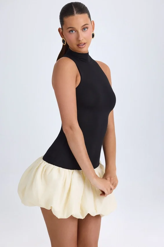 Vestido corto Nabila de cuello alto, cintura baja y bajo abullonado en negro Vestido corto Nabila de cuello alto, cintura baja y bajo abullonado en negro