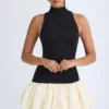 Vestido corto Nabila de cuello alto, cintura baja y bajo abullonado en negro Vestido corto Nabila de cuello alto, cintura baja y bajo abullonado en negro