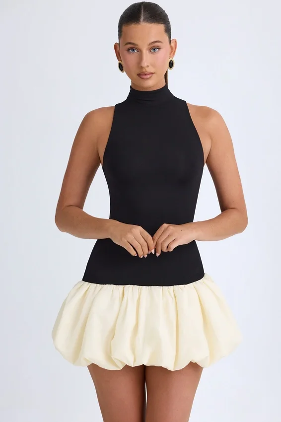 Vestido corto Nabila de cuello alto, cintura baja y bajo abullonado en negro Vestido corto Nabila de cuello alto, cintura baja y bajo abullonado en negro