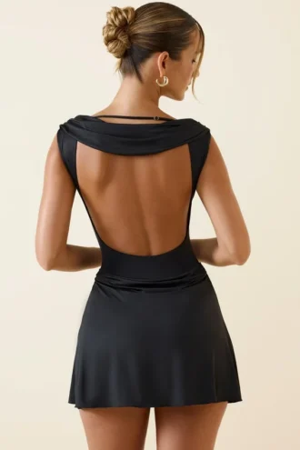 Vestido corto Nalini drapeado con espalda abierta y corte en A en negro
