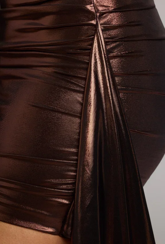 Vestido corto Nasira de jersey metalizado con aberturas en color bronce cobrizo Vestido corto Nasira de jersey metalizado con aberturas en color bronce cobrizo