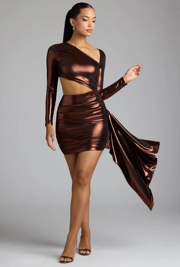 Vestido corto Nasira de jersey metalizado con aberturas en color bronce cobrizo Vestido corto Nasira de jersey metalizado con aberturas en color bronce cobrizo
