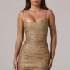 Vestido corto Neréa con fruncidos y detalles transparentes en dorado Vestido corto Neréa con fruncidos y detalles transparentes en dorado