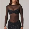 Vestido corto Noel de manga larga con cuello alto y adornos transparentes en negro Vestido corto Noel de manga larga con cuello alto y adornos transparentes en negro