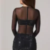 Vestido corto Noel de manga larga con cuello alto y adornos transparentes en negro Vestido corto Noel de manga larga con cuello alto y adornos transparentes en negro
