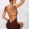 Vestido corto Orli de jersey elástico con espalda abierta en color espresso