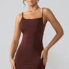 Vestido corto Orli de jersey elástico con espalda abierta en color espresso