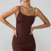 Vestido corto Orli de jersey elástico con espalda abierta en color espresso