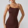 Vestido corto Orli de jersey elástico con espalda abierta en color espresso