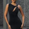 Vestido corto Parina con corte retorcido y aberturas en negro