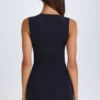 Vestido corto Parina con corte retorcido y aberturas en negro
