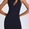 Vestido corto Parina con corte retorcido y aberturas en negro