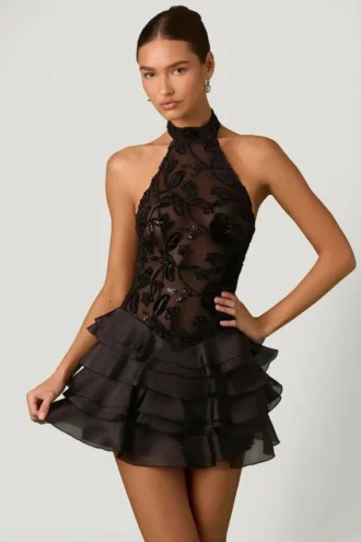 Vestido corto Petalia con volantes y cuello halter adornado en negro