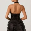 Vestido corto Petalia con volantes y cuello halter adornado en negro Vestido corto Petalia con volantes y cuello halter adornado en negro