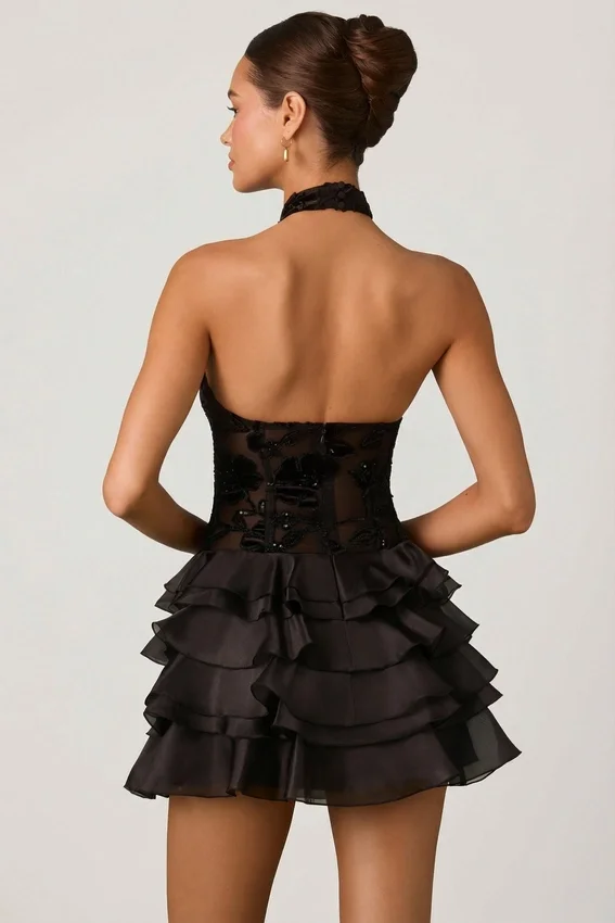 Vestido corto Petalia con volantes y cuello halter adornado en negro Vestido corto Petalia con volantes y cuello halter adornado en negro