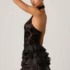 Vestido corto Petalia con volantes y cuello halter adornado en negro Vestido corto Petalia con volantes y cuello halter adornado en negro