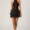 Vestido corto Petalia con volantes y cuello halter adornado en negro Vestido corto Petalia con volantes y cuello halter adornado en negro