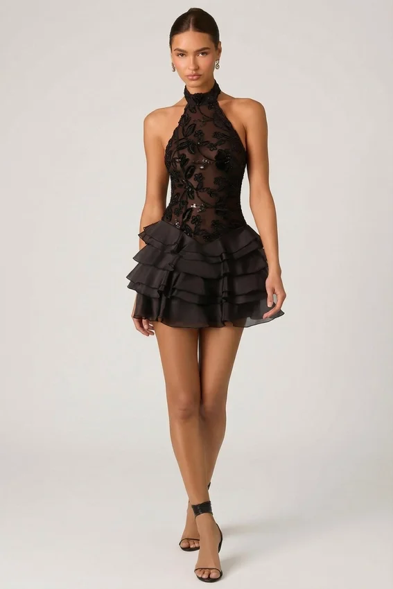 Vestido corto Petalia con volantes y cuello halter adornado en negro Vestido corto Petalia con volantes y cuello halter adornado en negro