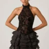 Vestido corto Petalia con volantes y cuello halter adornado en negro Vestido corto Petalia con volantes y cuello halter adornado en negro