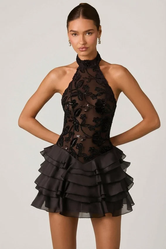 Vestido corto Petalia con volantes y cuello halter adornado en negro Vestido corto Petalia con volantes y cuello halter adornado en negro
