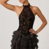 Vestido corto Petalia con volantes y cuello halter adornado en negro Vestido corto Petalia con volantes y cuello halter adornado en negro