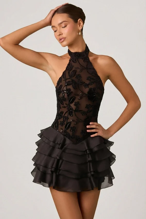 Vestido corto Petalia con volantes y cuello halter adornado en negro Vestido corto Petalia con volantes y cuello halter adornado en negro