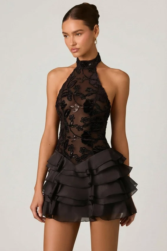 Vestido corto Petalia con volantes y cuello halter adornado en negro Vestido corto Petalia con volantes y cuello halter adornado en negro
