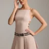Vestido corto plisado con cinturón y espalda descubierta Leilani en color champiñón