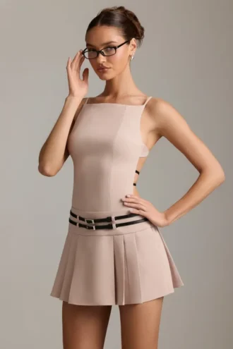 Vestido corto plisado con cinturón y espalda descubierta Leilani en color champiñón