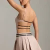 Vestido corto plisado con cinturón y espalda descubierta Leilani en color champiñón