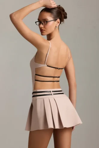 Vestido corto plisado con cinturón y espalda descubierta Leilani en color champiñón