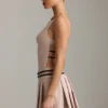 Vestido corto plisado con cinturón y espalda descubierta Leilani en color champiñón