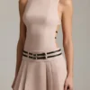 Vestido corto plisado con cinturón y espalda descubierta Leilani en color champiñón