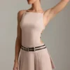 Vestido corto plisado con cinturón y espalda descubierta Leilani en color champiñón