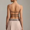Vestido corto plisado con cinturón y espalda descubierta Leilani en color champiñón