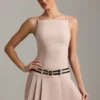 Vestido corto plisado con cinturón y espalda descubierta Leilani en color champiñón