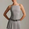 Vestido corto plisado con cinturón y espalda descubierta Leilani en gris