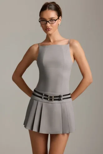 Vestido corto plisado con cinturón y espalda descubierta Leilani en gris
