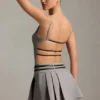 Vestido corto plisado con cinturón y espalda descubierta Leilani en gris