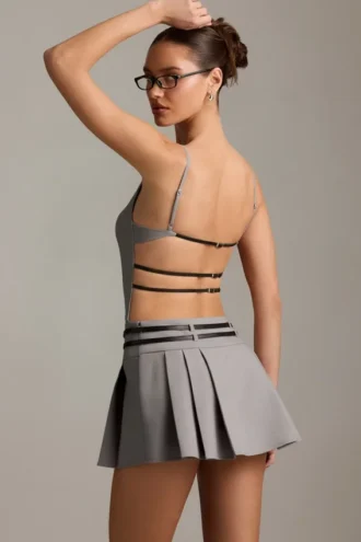 Vestido corto plisado con cinturón y espalda descubierta Leilani en gris