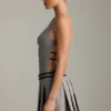 Vestido corto plisado con cinturón y espalda descubierta Leilani en gris
