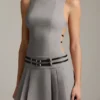 Vestido corto plisado con cinturón y espalda descubierta Leilani en gris