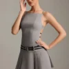 Vestido corto plisado con cinturón y espalda descubierta Leilani en gris
