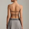 Vestido corto plisado con cinturón y espalda descubierta Leilani en gris