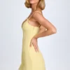 Vestido corto plisado con lazo Bronwyn en amarillo pastel