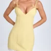 Vestido corto plisado con lazo Bronwyn en amarillo pastel