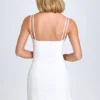 Vestido corto plisado con lazo de Bronwyn en blanco