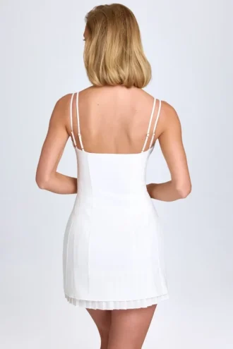 Vestido corto plisado con lazo de Bronwyn en blanco