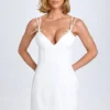 Vestido corto plisado con lazo de Bronwyn en blanco